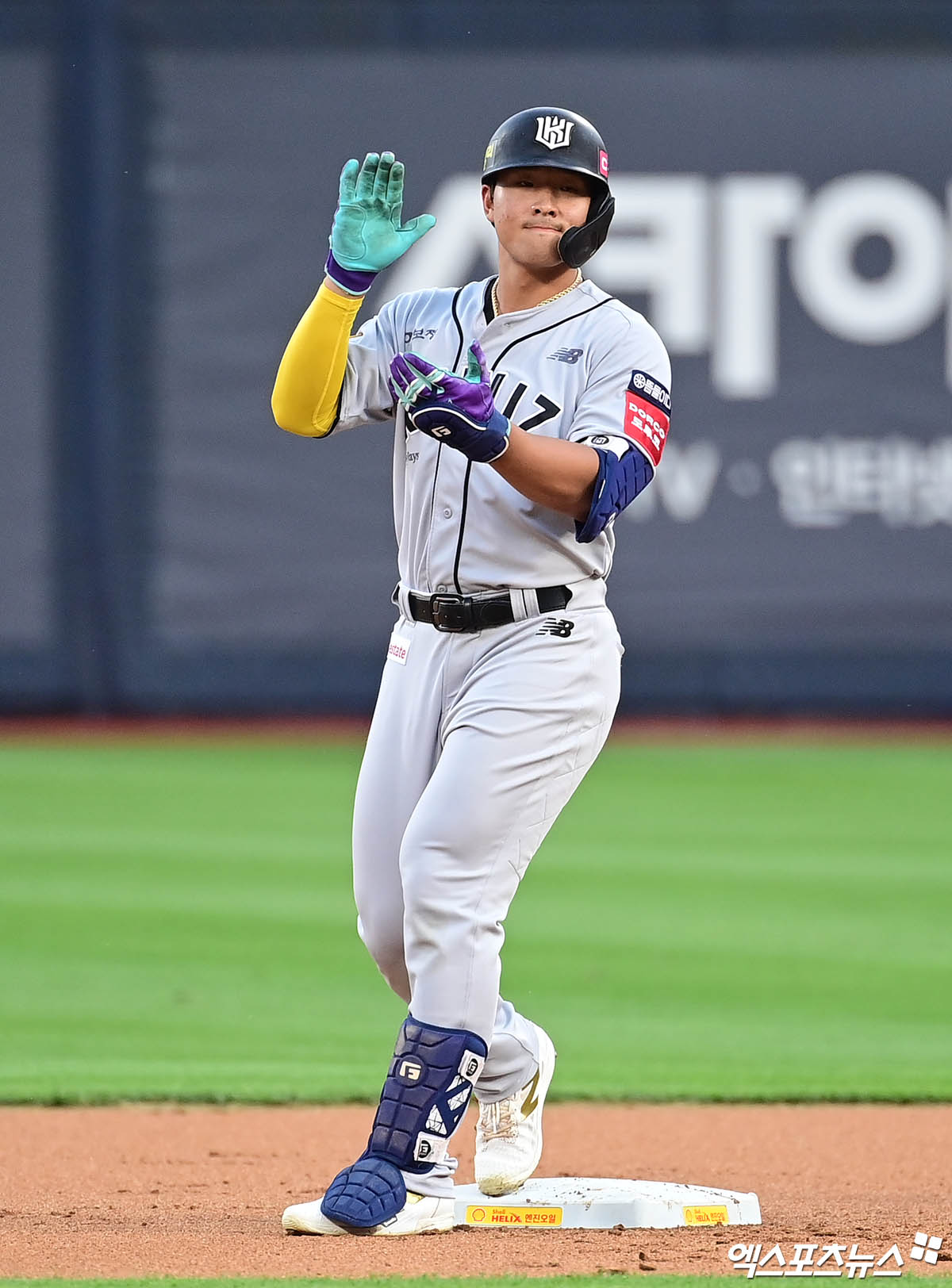 20일 오후 경기도 수원케이티위즈파크에서 열린 '2025 신한 SOL Bank KBO리그' KIA 타이거즈와 KT 위즈의 경기, 1회말 1사 1루 KT 안현민이 2루타를 때려낸 뒤 박수를 치고 있다. 엑스포츠뉴스 DB