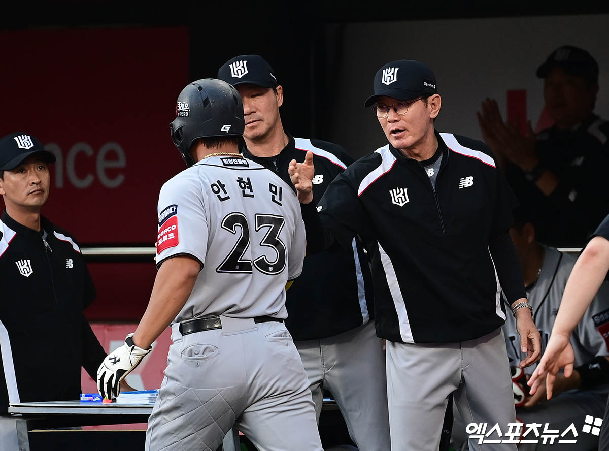 20일 오후 경기도 수원케이티위즈파크에서 열린 '2025 신한 SOL Bank KBO리그' KIA 타이거즈와 KT 위즈의 경기, 1회말 2사 1,3루 KT 강백호의 1타점 적시타 때 3루주자 안현민이 득점을 올린 뒤 더그아웃서 이강철 감독의 격려를 받고 있다. 엑스포츠뉴스 DB