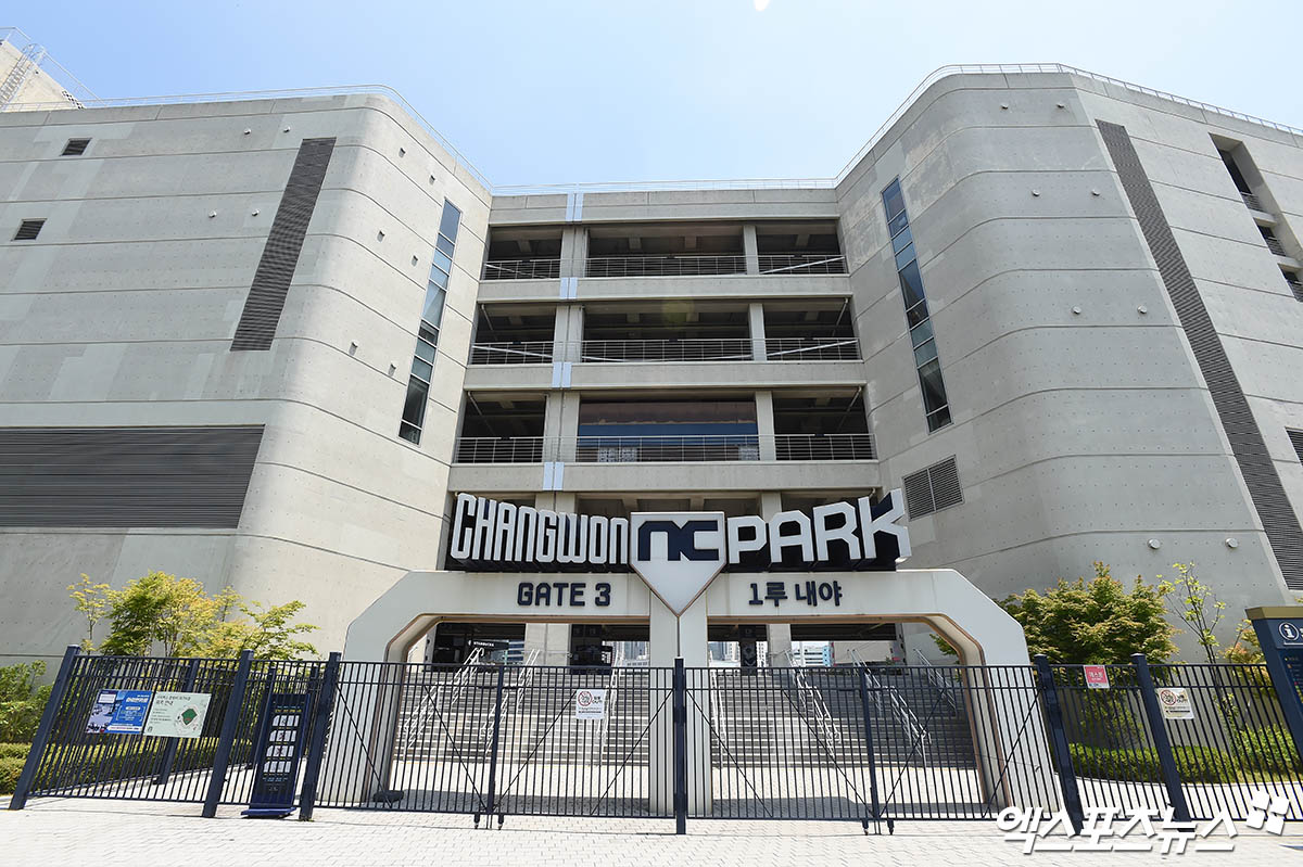 30일 오후 경상남도 창원NC파크에서 '2025 신한 SOL Bank KBO리그' 한화 이글스와 NC 다이노스의 경기가 열린다.   지난 3월 말 구장 외벽 구조물인 루버가 떨어져 관중 1명이 사망하는 사고가 발생한 지 61일 만에 열리는 홈 경기로, 금일 재개장을 앞둔 가운데 사고 원인이었던 루버가 모두 철거되어 있다. 엑스포츠뉴스 DB