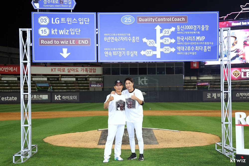 왼쪽부터 KT 위즈 박경수 코치, 우규민. KT 위즈