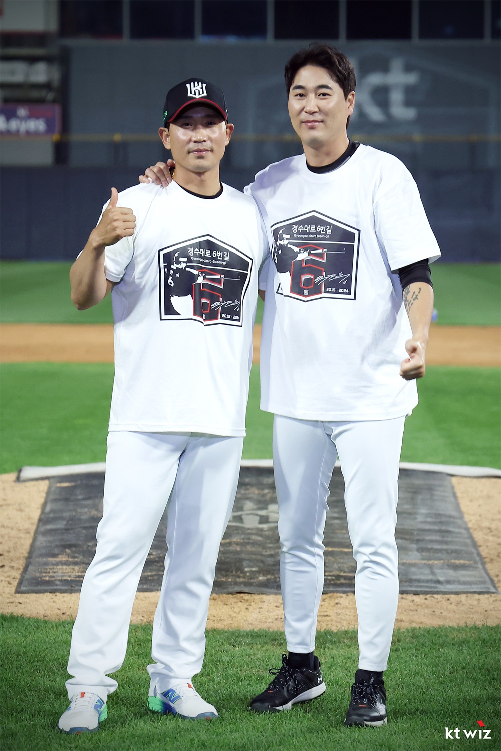 왼쪽부터 KT 위즈 박경수 코치, 우규민. KT 위즈