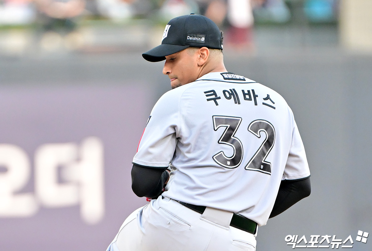 22일 오후 수원KT위즈파크에서 열린 '2025 신한 SOL Bank KBO리그' KIA 타이거즈와 KT 위즈의 경기, 1회초 KT 선발투수 쿠에바스가 공을 힘차게 던지고 있다. 엑스포츠뉴스 DB