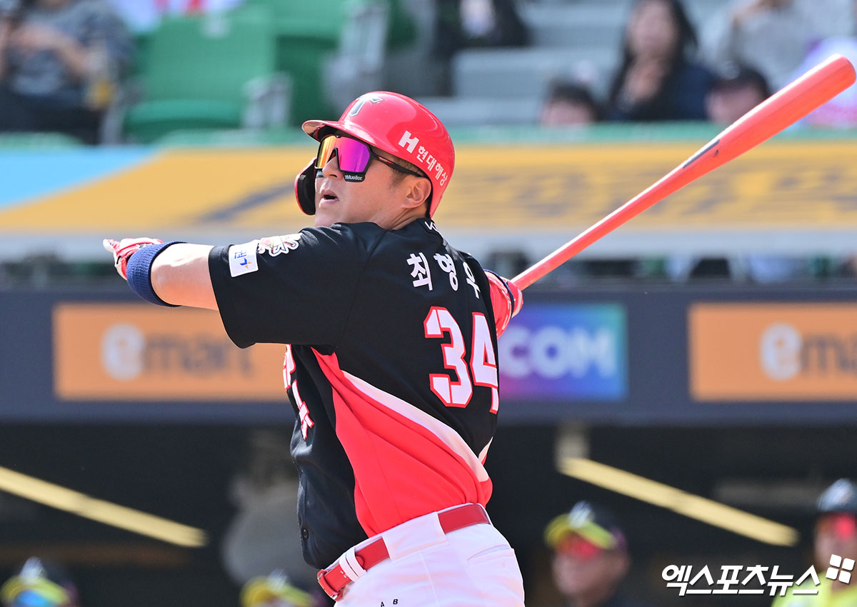 11일 오후 인천SSG랜더스필드에서 열린 '2025 신한 SOL Bank KBO리그' KIA 타이거즈와 SSG 랜더스의 경기, 5회초 1사 1루 KIA 최형우가 투런 홈런을 날리고 있다. 엑스포츠뉴스 DB