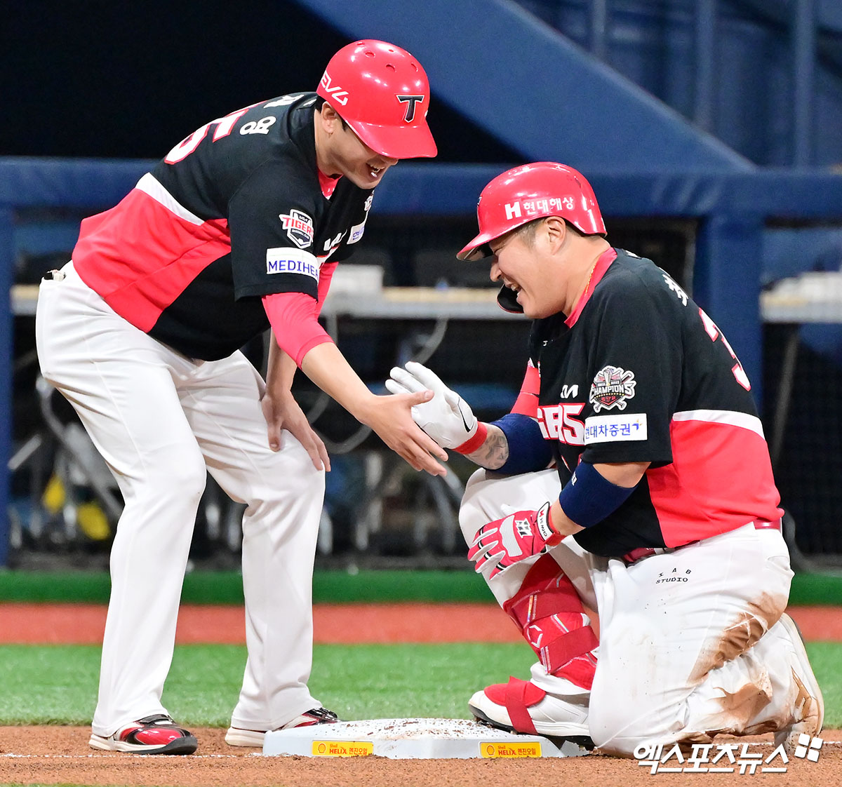 7일 오후 서울 구로구 고척스카이돔에서 열린 '2025 신한 SOL Bank KBO리그' KIA 타이거즈와 키움 히어로즈의 경기, 6회초 무사 2,3루 KIA 최형우가 2타점 3루타를 날린 후 조재영 코치와 하이파이브를 하고 있다. 엑스포츠뉴스 DB