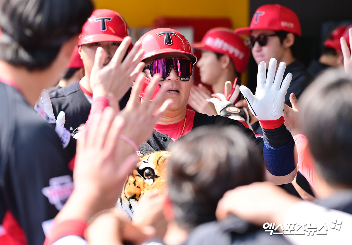 11일 오후 인천SSG랜더스필드에서 열린 '2025 신한 SOL Bank KBO리그' KIA 타이거즈와 SSG 랜더스의 경기, 5회초 1사 1루 KIA 최형우가 투런 홈런을 날린 후 더그아웃에서 하이파이브를 하고 있다. 엑스포츠뉴스 DB