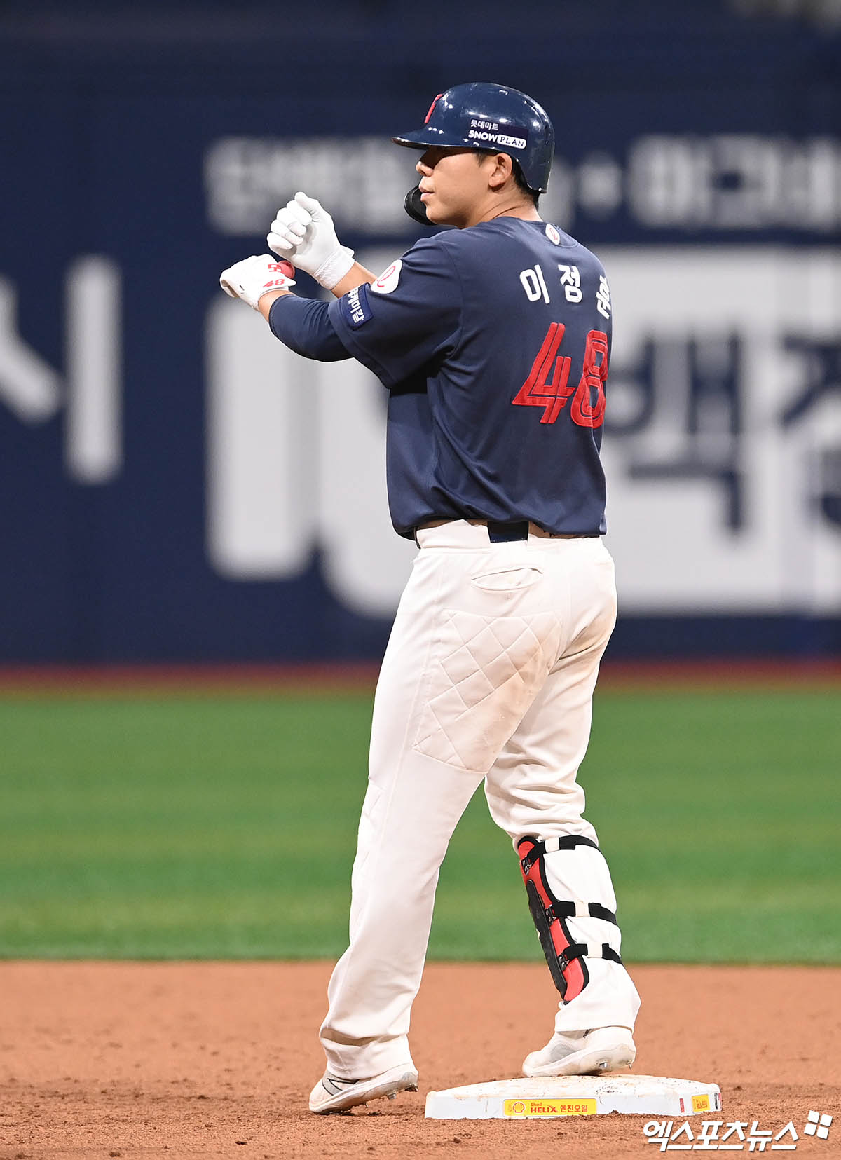 KT 위즈와 롯데 자이언츠가 2일 1:1 트레이드를 단행했다. KT는 이번 트레이드를 통해 외야수 이정훈을 품었고, 롯데는 좌완투수 박세진을 영입했다. KT는 이정훈이 타격에 강점을 지닌 좌타자라는 점에서 기대를 걸고 있고, 롯데는 박세진이 좌완투수 선수층을 두껍게 해 팀 전력을 강화할 것으로 내다보고 있다. 엑스포츠뉴스 DB