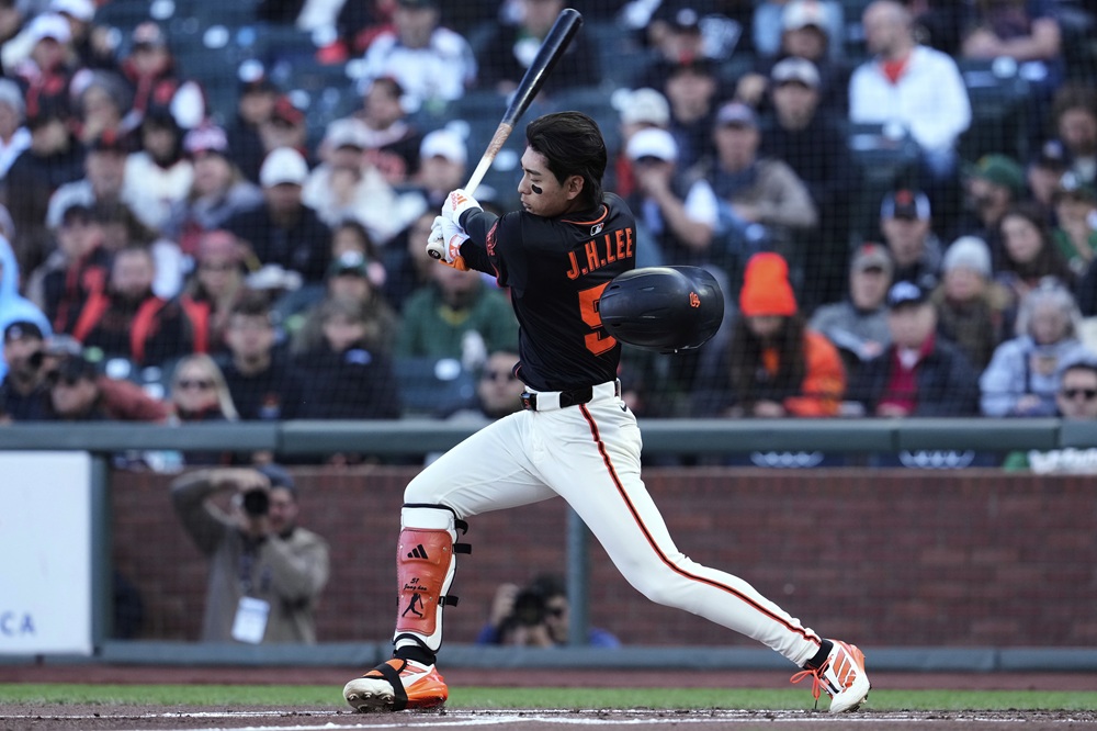 샌프란시스코 자이언츠 이정후가 2025 미국 메이저리그 정규시즌 경기에서 타격하고 있다. 이정후는 3일 샌디에이고 파드리스전에 2번 타자로 선발 출전한다. AP 연합뉴스