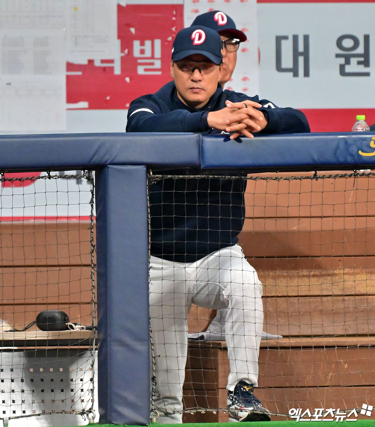 두산 베어스 이승엽 감독이 정규시즌 키움 히어로즈전에서 경기를 지켜보고 있다. 엑스포츠뉴스 DB