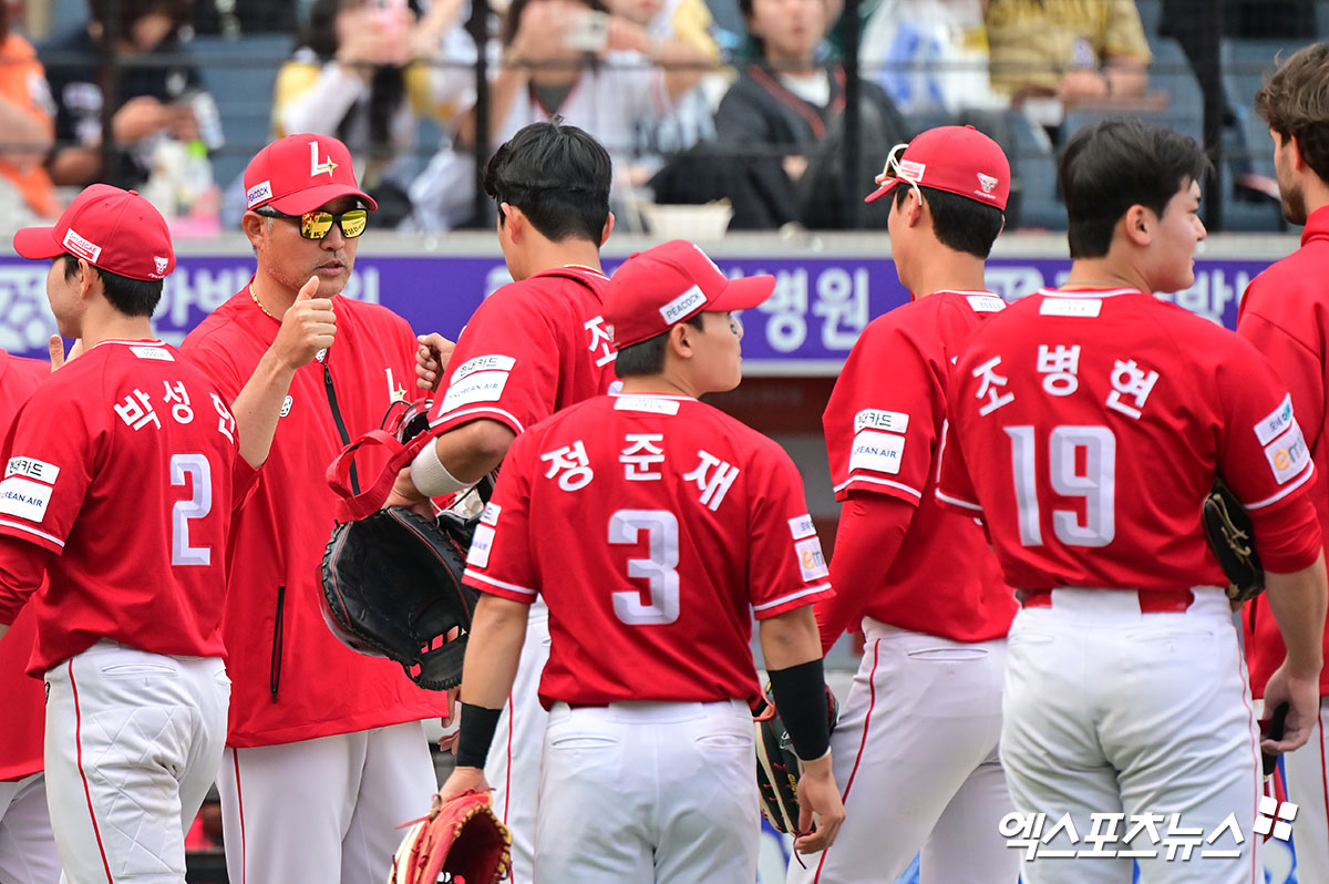 18일 오후 대전 한화생명 볼파크에서 열린 '2025 신한 SOL Bank KBO리그' SSG 랜더스와 한화 이글스의 경기, SSG가 한화에 7:3으로 승리하며 위닝시리즈를 달성했다.  이날 경기에서 승리한 SSG 이숭용 감독이 선수들과 하이파이브를 하고 있다. 엑스포츠뉴스 DB