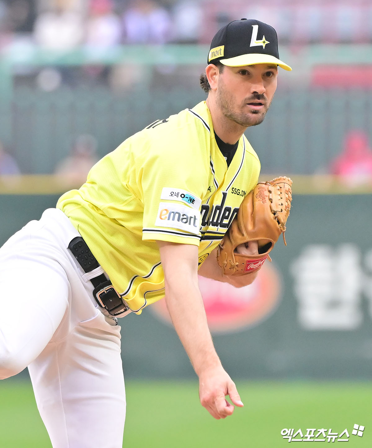 10일 오후 인천SSG랜더스필드에서 열린 '2025 신한 SOL Bank KBO리그' KIA 타이거즈와 SSG 랜더스의 경기, 1회초 SSG 선발투수 앤더슨이 공을 힘차게 던지고 있다. 엑스포츠뉴스 DB