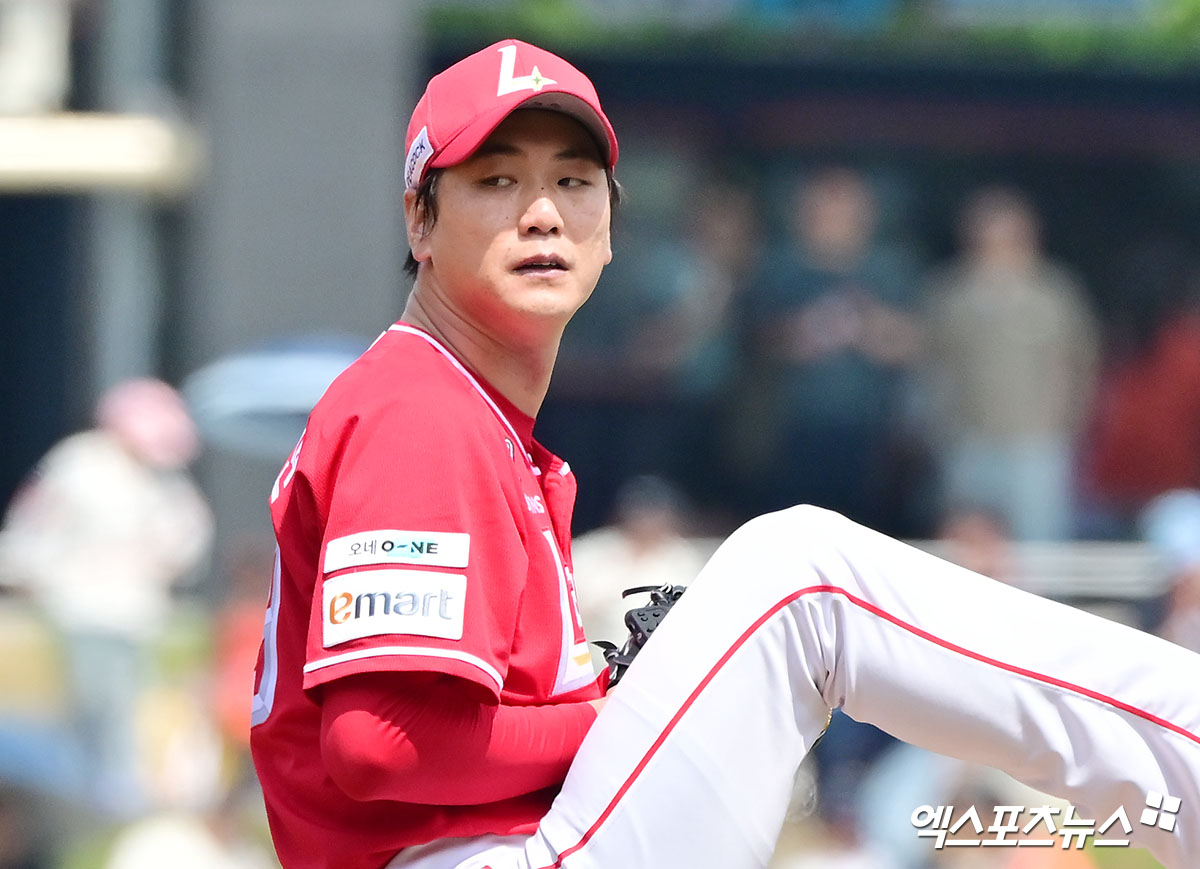 17일 오후 대전 한화생명 볼파크에서 열린 '2025 신한 SOL Bank KBO리그' SSG 랜더스와 한화 이글스의 더블헤더 1차전 경기, 1회말 SSG 선발투수 김광현이 공을 힘차게 던지고 있다. 엑스포츠뉴스 DB