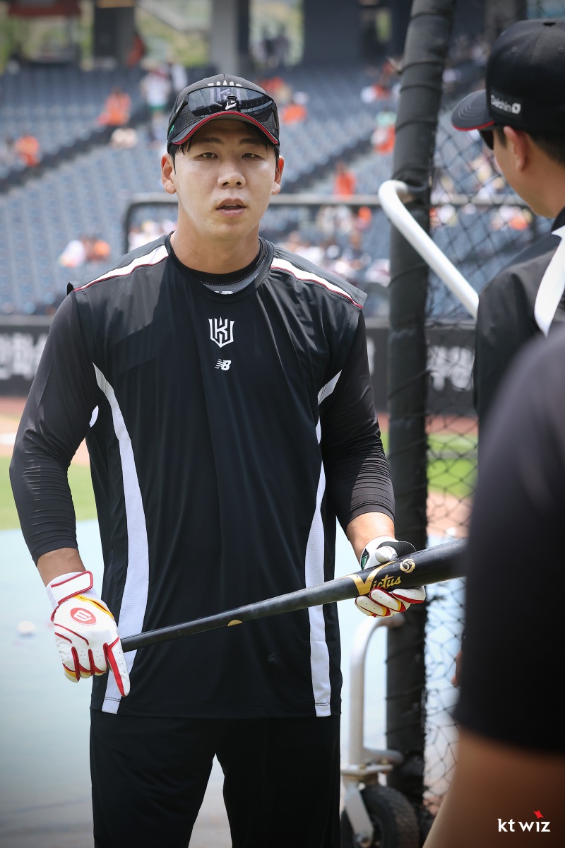 KT 위즈는 지난 2일 롯데 자이언츠에 투수 박세진을 보내고 외야수 이정훈을 영입하는 트레이드를 단행했다. 곧바로 KT 선수단에 합류한 이정훈은 3일 대전 한화생명 볼파크에서 열리는 2025 신한 SOL Bank KBO리그 한화 이글스와의 원정경기를 앞두고 1군 등록, 1루수 겸 2번타자로 선발 라인업에 이름을 올렸다. KT 위즈