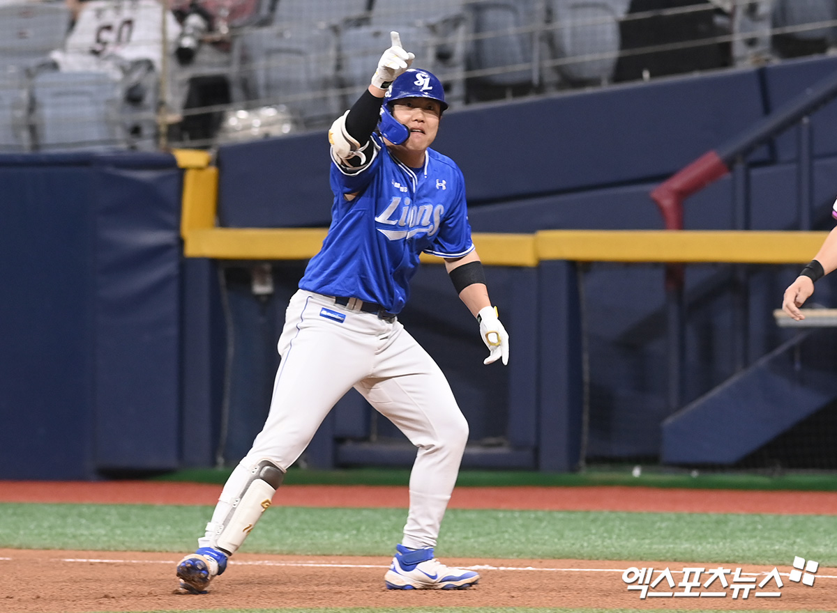 21일 오후 서울 구로구 고척스카이돔에서 열린 '2025 신한 SOL Bank KBO리그' 삼성 라이온즈와 키움 히어로즈의 경기, 4회초 2사 2,3루 삼성 류지혁이 2타점 적시타를 날린 뒤 세리머니를 하고 있다. 엑스포츠뉴스 DB