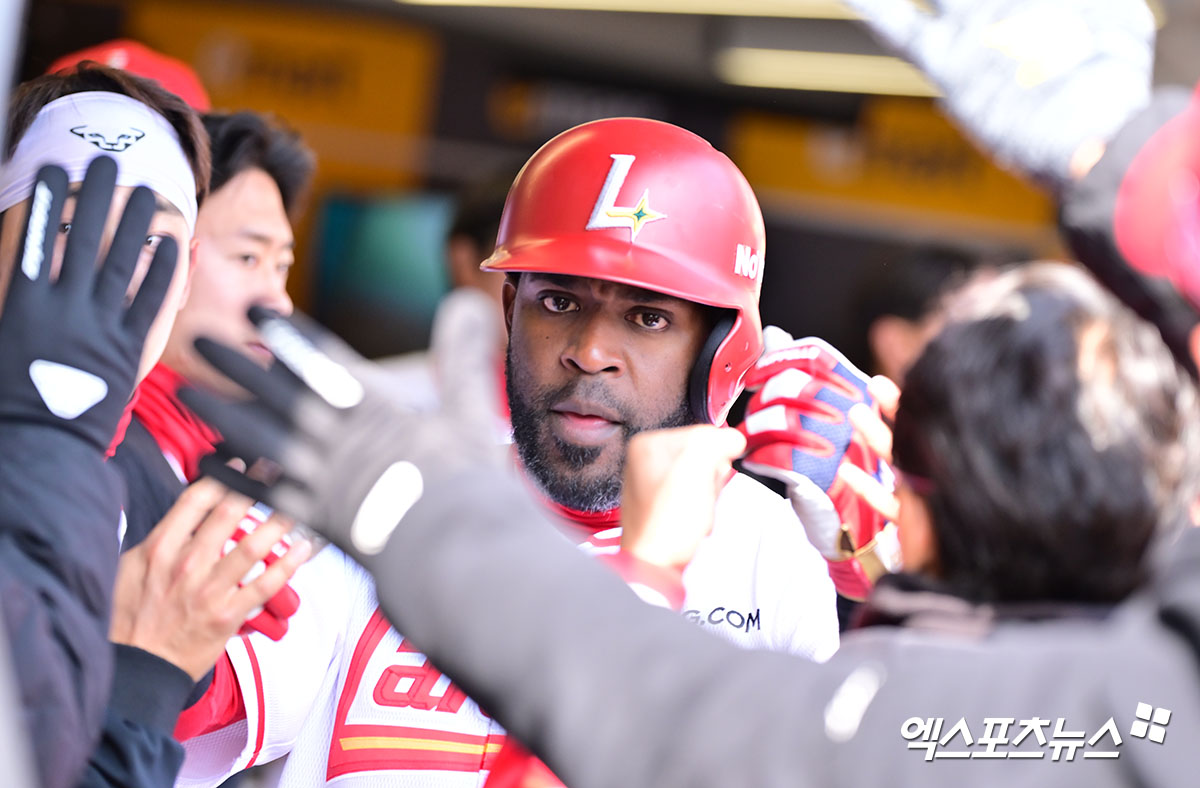 15일 오후 인천SSG랜더스필드에서 열린 '2025 신한 SOL Bank KBO리그' LG 트윈스와 SSG 랜더스의 시범경기, 2회말 1사 3루 SSG 에레디아가 이지영의 동점 적시타때 득점에 성공한 후 더그아웃에서 하이파이브를 하고 있다. 엑스포츠뉴스 DB