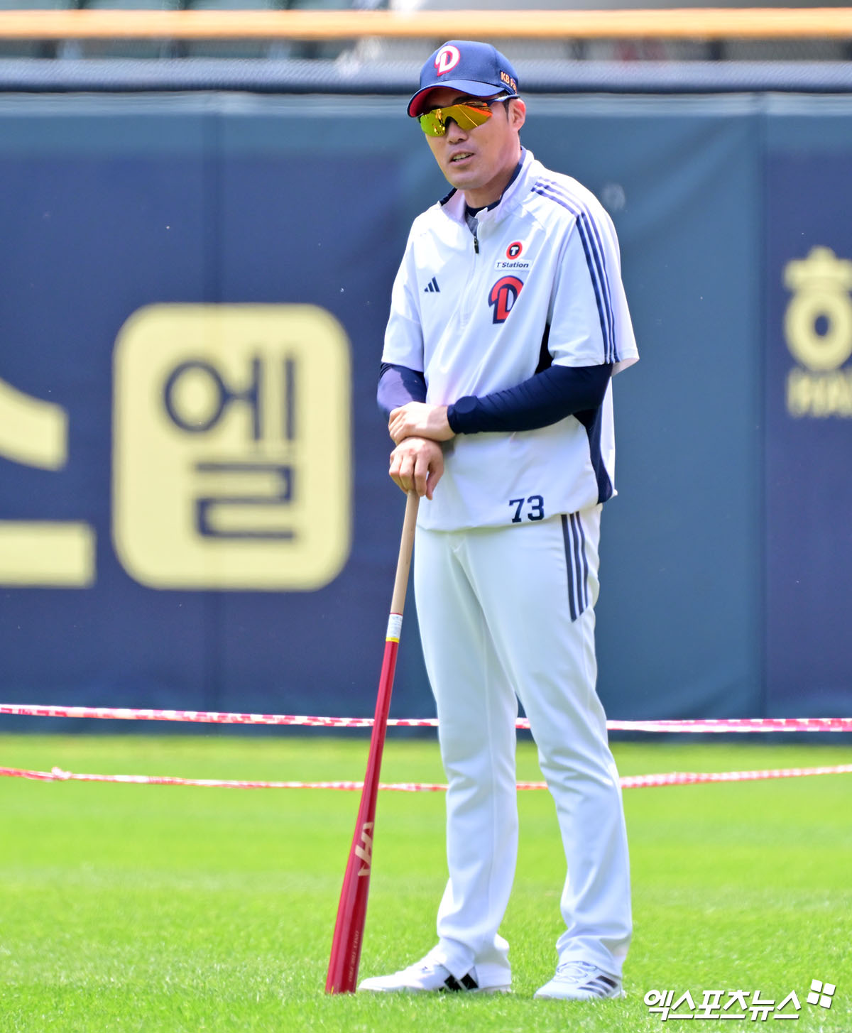 3일 오후 서울 송파구 잠실야구장에서 열리는 '2025 신한 SOL Bank KBO리그' KIA 타이거즈와 두산 베어스의 경기, 두산 조성환 감독대행이 선수들의 훈련을 지켜보고 있다. 잠실, 김한준 기자