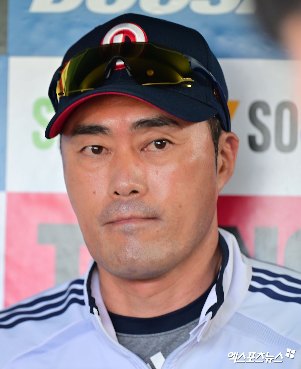 3일 오후 서울 송파구 잠실야구장에서 열리는 '2025 신한 SOL Bank KBO리그' KIA 타이거즈와 두산 베어스의 경기, 두산 조성환 감독대행이 취재진과 대화를 나누고 있다. 잠실, 김한준 기자
