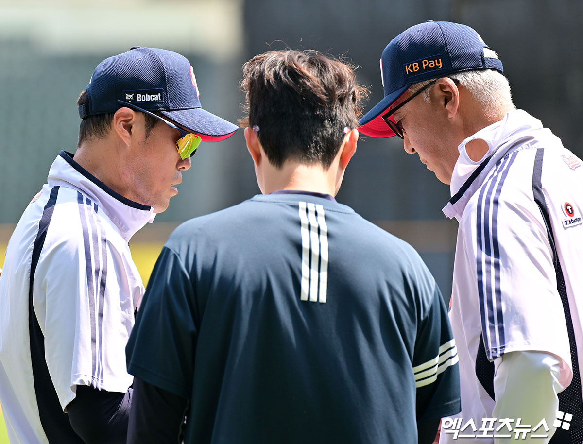 3일 오후 서울 송파구 잠실야구장에서 열리는 '2025 신한 SOL Bank KBO리그' KIA 타이거즈와 두산 베어스의 경기, 두산 조성환 감독대행이 고토 코치와 대화를 나누고 있다. 잠실, 김한준 기자
