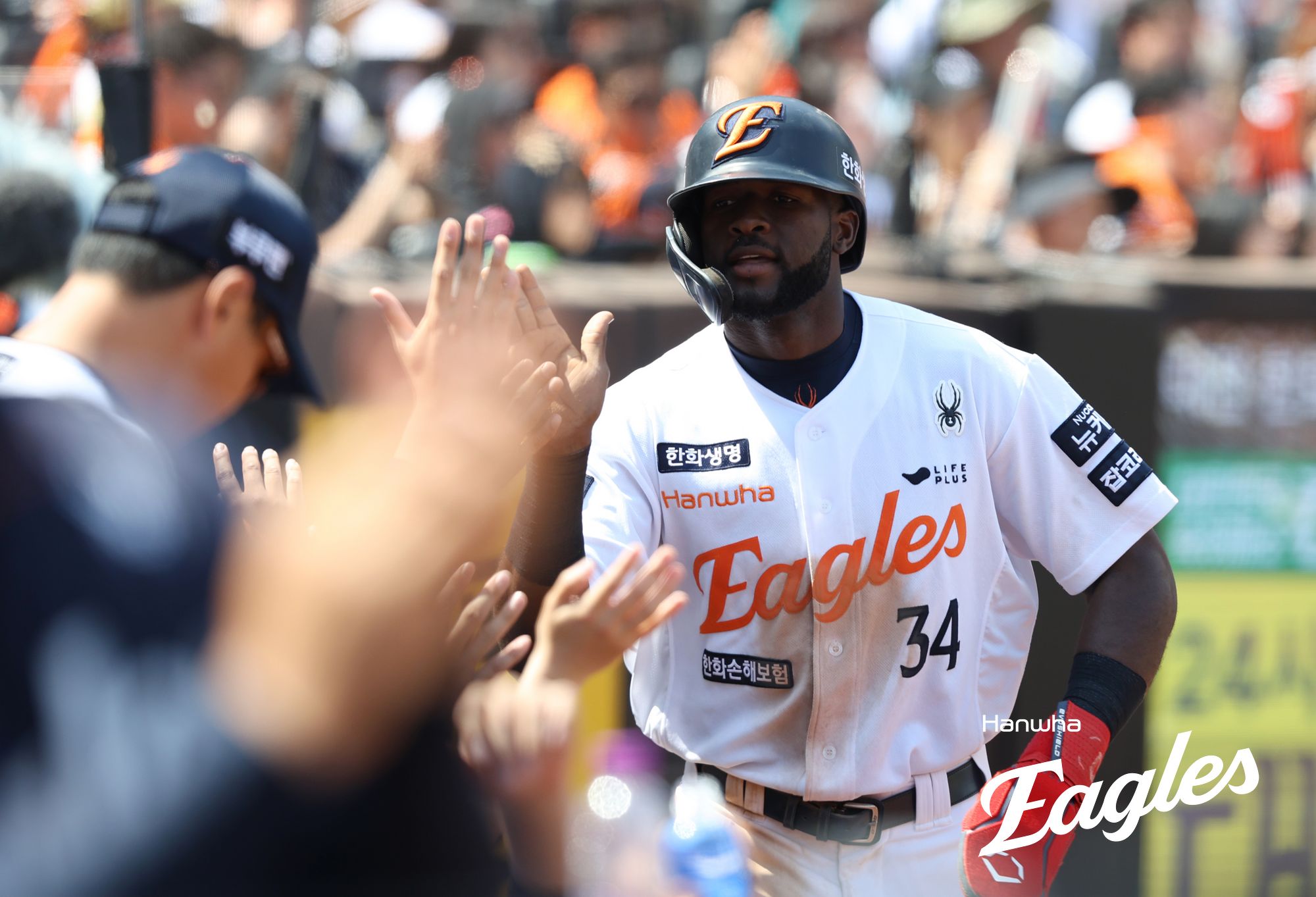 3일 대전 한화생명 볼파크에서 열린 2025 신한 SOL Bank KBO리그 KT 위즈와 한화 이글스의 경기, 한화가 KT에 10-1 대승을 거두고 시즌 전적 35승24패를 만들었다. 한화 1번타자 에스테반 플로리얼은 1안타 1볼넷 2득점을 기록했다. 한화 이글스