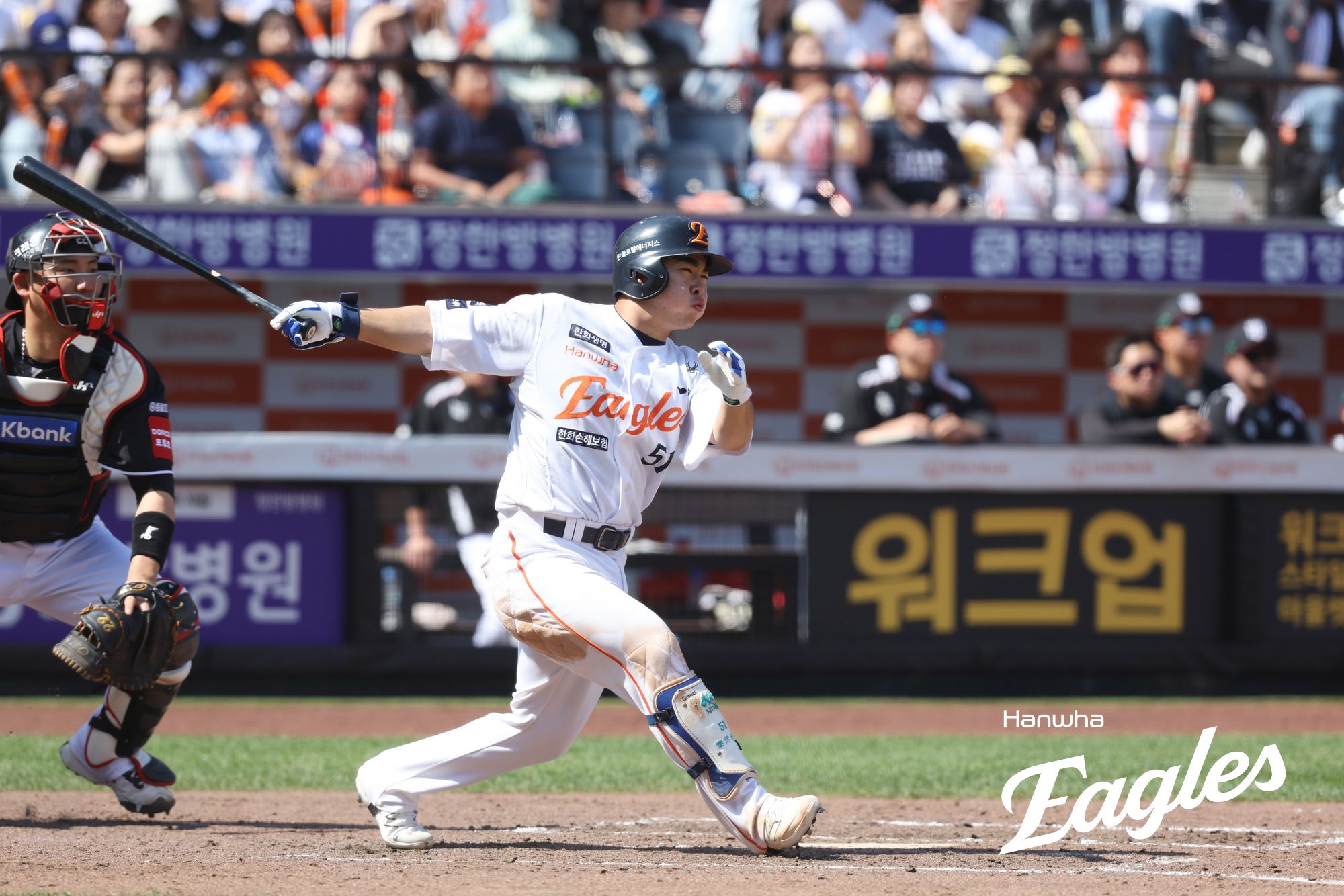 3일 대전 한화생명 볼파크에서 열린 2025 신한 SOL Bank KBO리그 KT 위즈와 한화 이글스의 경기, 한화가 KT에 10-1 대승을 거두고 시즌 전적 35승24패를 만들었다. 좌익수 겸 3번타자로 선발 출전한 한화 문현빈은 1안타 1볼넷 1타점 1득점을 기록했다. 한화 이글스