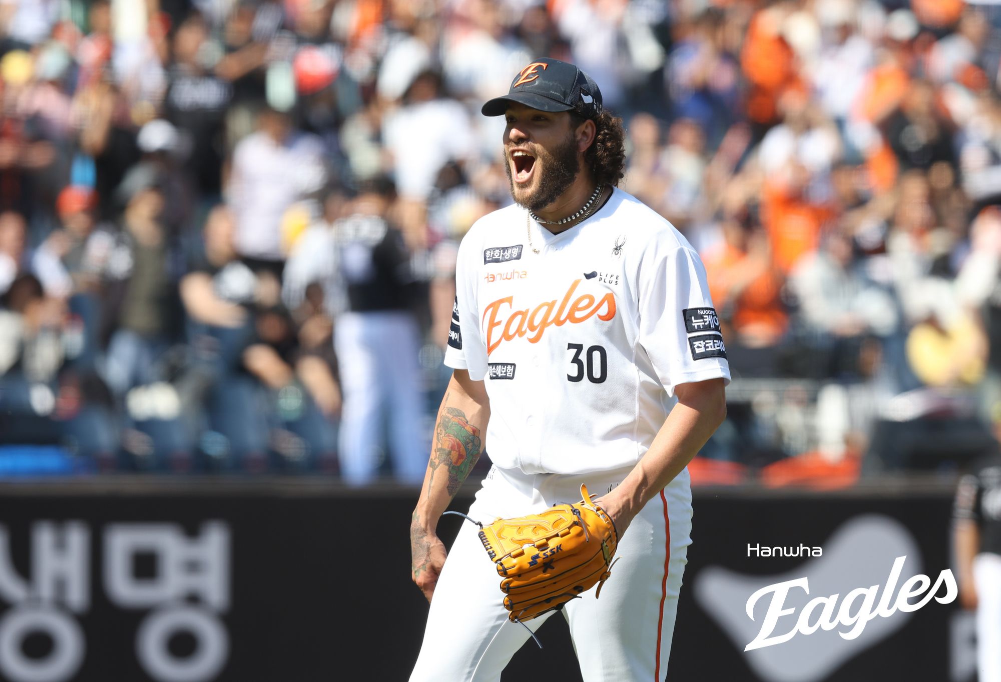 3일 대전 한화생명 볼파크에서 열린 2025 신한 SOL Bank KBO리그 KT 위즈와 한화 이글스의 경기, 한화가 KT에 10-1 대승을 거두고 시즌 전적 35승24패를 만들었다. 선발투수 코디 폰세는 6이닝 2피안타 1볼넷 7탈삼진 무실점 호투로 시즌 9승을 달성, 다승 단독 선두로 올라섰다. 한화 이글스