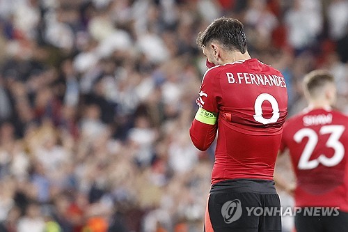 맨체스터 유나이티드의 심장 브루노 페르난데스가 사우디아라비아 알힐랄의 천문학적인 제안을 거절했다. 최근 알힐랄은 6월 중순부터 미국에서 열리는 FIFA 클럽월드컵을 위해 핵심 선수를 영입하길 원했고, 페르난데스에게 최종 제안을 넣었다. 페르난데스가 알힐랄의 제안을 받아들이면 현재 맨유에서 받는 연봉보다 최대 4배 이상 뛰게 된다. 그러나 페르난데스는 가족들과 상의 끝에 알힐랄의 제안을 거부한 것으로 알려졌다. 연합뉴스