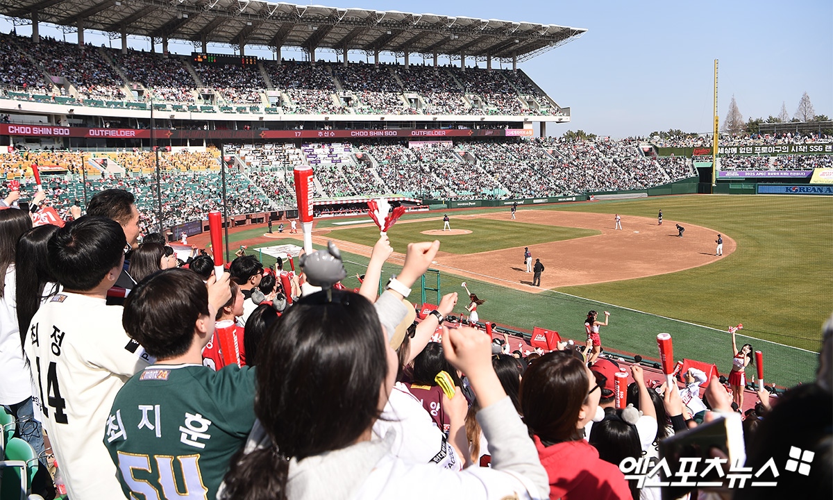 23일 오후 인천SSG랜더스필드에서 열린 '2024 신한 SOL 뱅크 KBO리그' 롯데 자이언츠와 SSG 랜더스의 개막 경기, 2만 3천명의 만원 관중이 열띤 응원을 펼치고 있다. 엑스포츠뉴스 DB