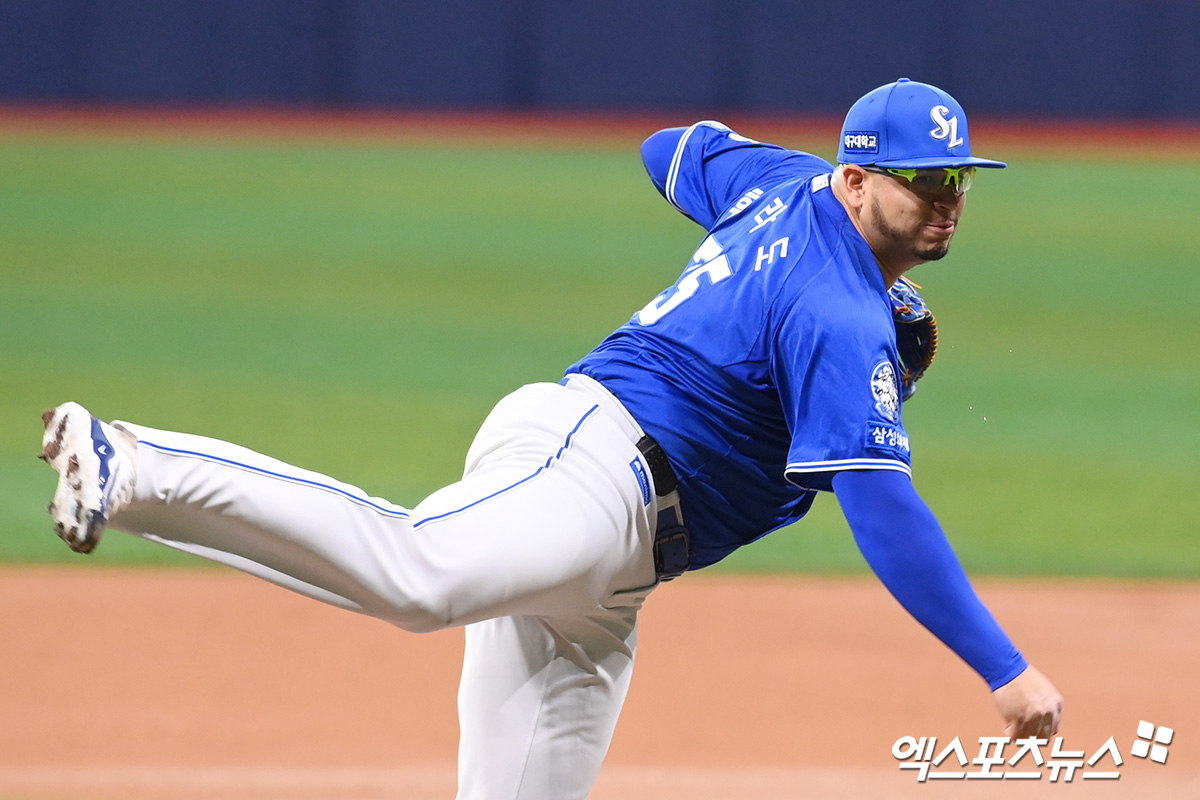 21일 오후 서울 구로구 고척스카이돔에서 열린 '2025 신한 SOL Bank KBO리그' 삼성 라이온즈와 키움 히어로즈의 경기, 1회말 삼성 선발투수 후라도가 공을 힘차게 던지고 있다. 엑스포츠뉴스 DB