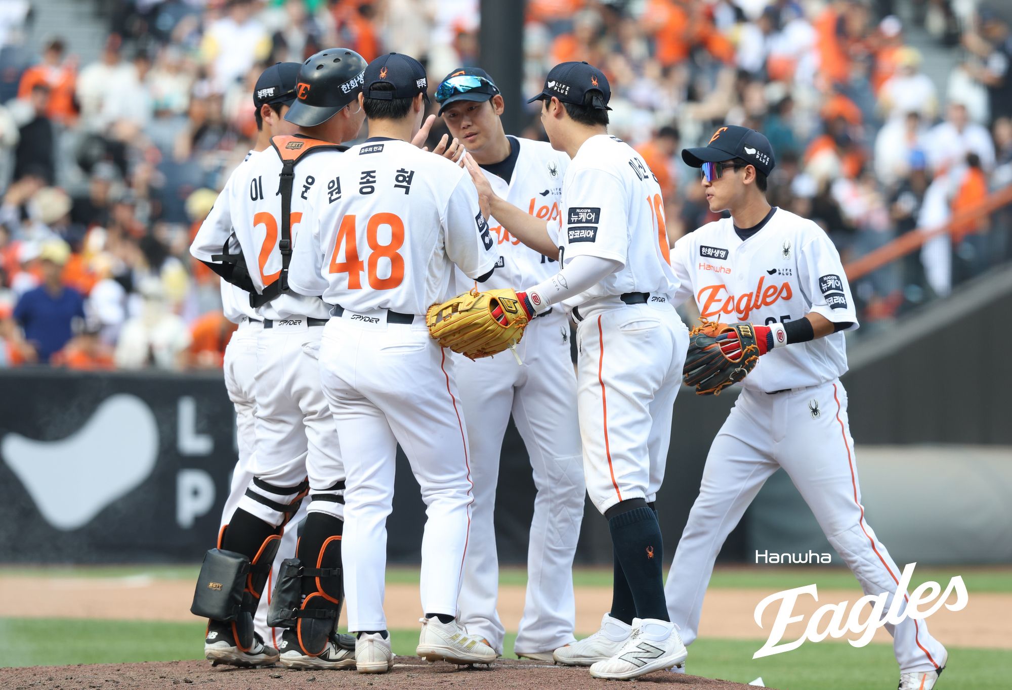 3일 대전 한화생명 볼파크에서 열린 2025 신한 SOL Bank KBO리그 KT 위즈와 한화 이글스의 경기, 한화가 KT에 10-1 대승을 거두고 시즌 전적 35승24패를 만들었다. 한화 선수단이 승리 후 하이파이브를 하고 있다. 한화 이글스