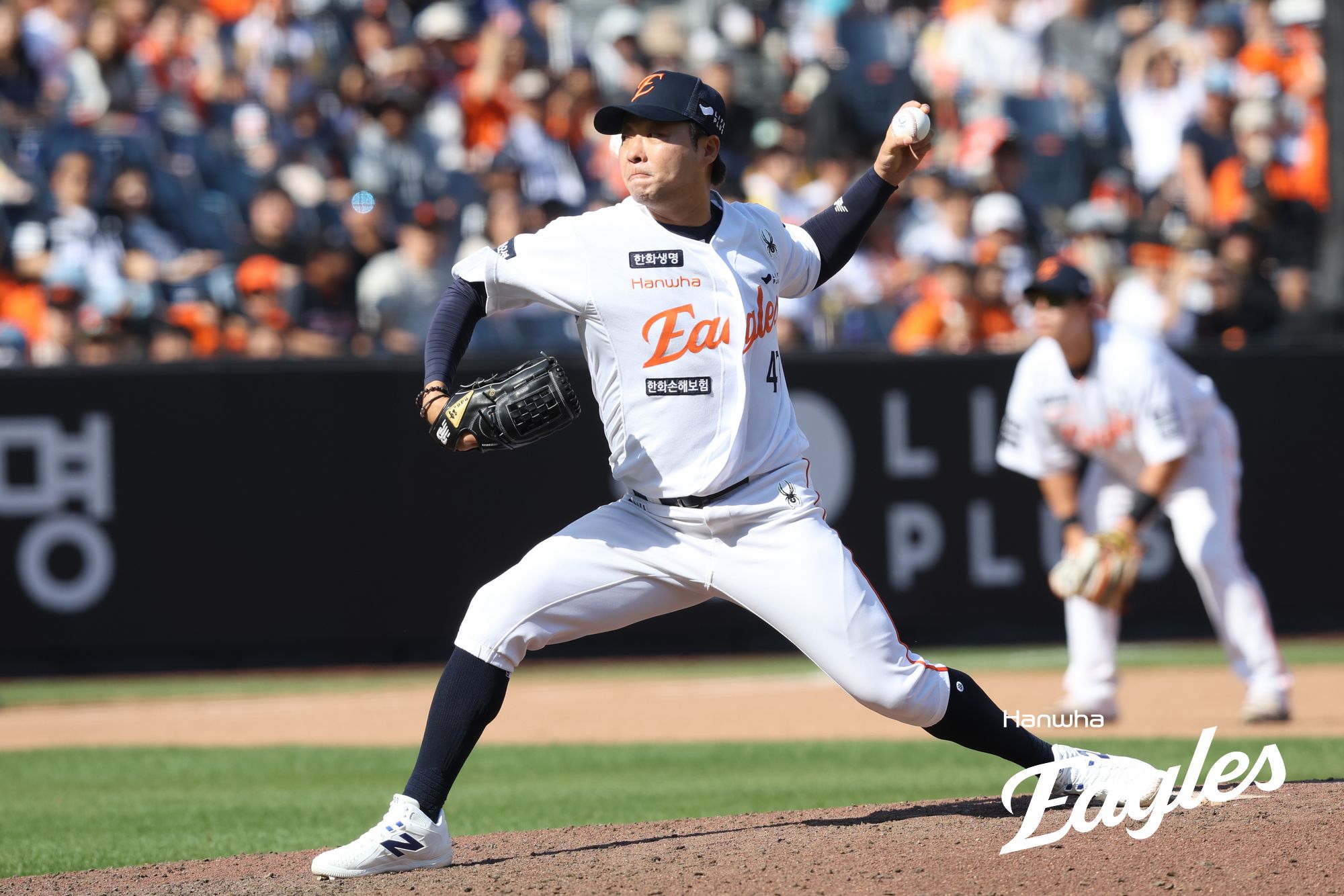 3일 대전 한화생명 볼파크에서 열린 2025 신한 SOL Bank KBO리그 KT 위즈와 한화 이글스의 경기, 한화가 KT에 10-1 대승을 거두고 시즌 전적 35승24패를 만들었다. 한화 김범수는 1이닝 무실점을 기록하며 팀 승리에 힘을 보탰다. 한화 이글스