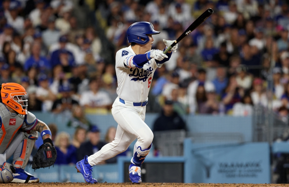 LA 다저스 소식을 다루는 매체 다저스웨이가 3일 다저스의 김혜성 활용법에 대해 강하게 비판했다. 매체는 김혜성이 공격과 수비에서 더 나은 성적을 보여주고 있음에도 미겔 로하스보다 우선순위에서 밀린 상황이라는 점을 강조했다. REUTERS 연합뉴스