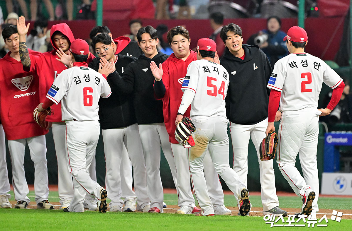 11일 오후 인천SSG랜더스필드에서 열린 '2025 신한 SOL Bank KBO리그' KIA 타이거즈와 SSG 랜더스의 더블헤더 2차전 경기, SSG가 선발 김광현의 호투에 힘입어 KIA에 5:1로 승리하며 더블헤더 싹쓸이 승리에 성공했다.  이날 경기에서 승리한 SSG 선수들이 기뻐하고 있다. 엑스포츠뉴스 DB