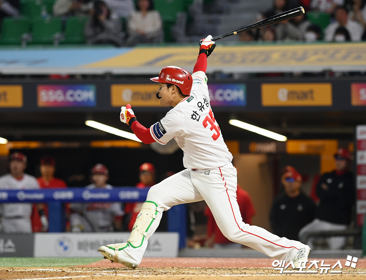 13일 오후 인천SSG랜더스필드에서 열린 '2025 신한 SOL Bank KBO리그' NC 다이노스와 SSG 랜더스의 경기, 8회말 무사 1,2루 SSG 한유섬이 안타를 날리고 있다. 엑스포츠뉴스 DB