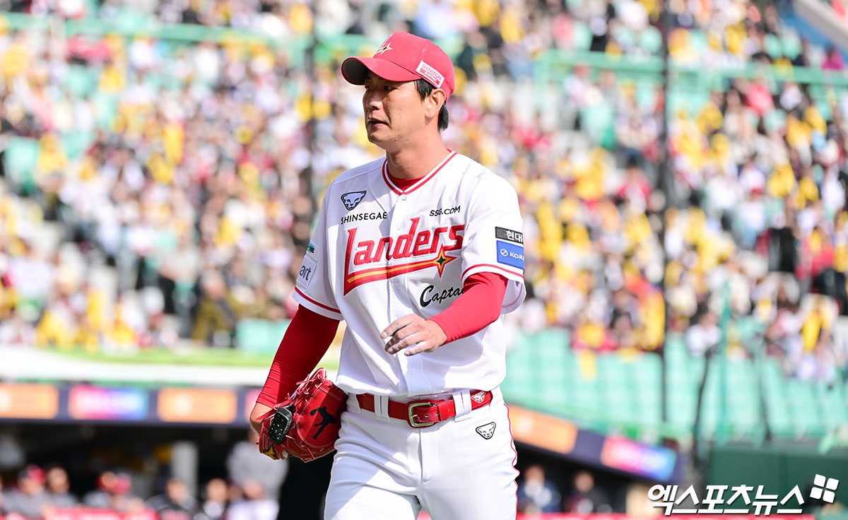15일 오후 인천SSG랜더스필드에서 열린 '2025 신한 SOL Bank KBO리그' LG 트윈스와 SSG 랜더스의 시범경기, 7회초 수비를 마친 SSG 김광현이 더그아웃으로 향하고 있다. 엑스포츠뉴스 DB