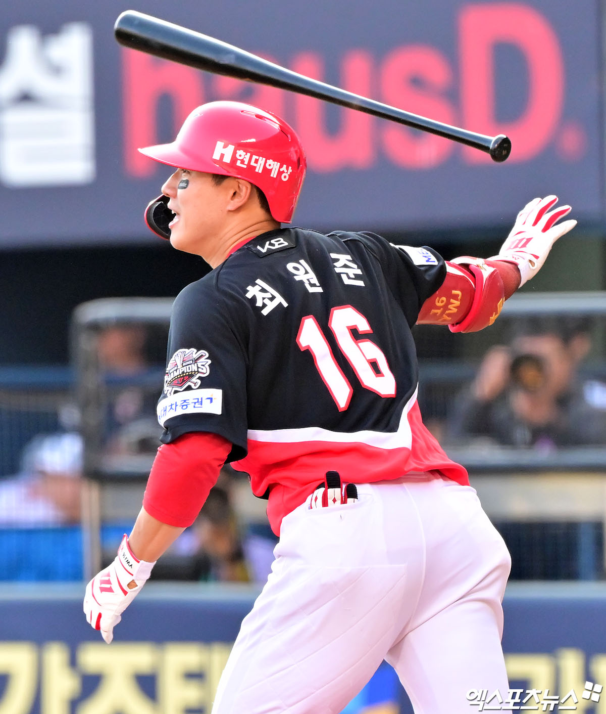 3일 오후 서울 송파구 잠실야구장에서 열린 '2025 신한 SOL Bank KBO리그' KIA 타이거즈와 두산 베어스의 경기, 4회초 2사 1,2루 KIA 최원준이 1타점 적시타를 날리고 있다. 잠실, 김한준 기자