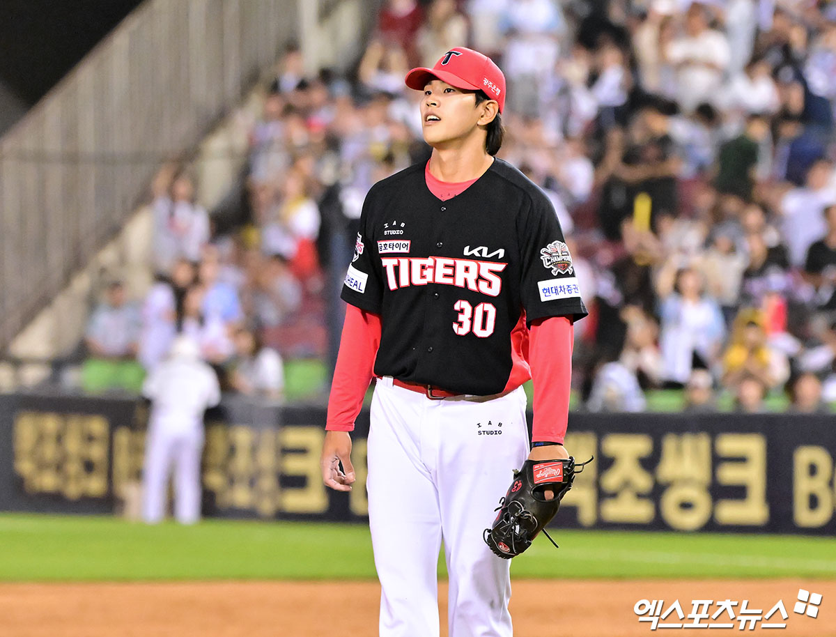 3일 오후 서울 송파구 잠실야구장에서 열린 '2025 신한 SOL Bank KBO리그' KIA 타이거즈와 두산 베어스의 경기, KIA가 양현종의 호투와 오선우의 결승타에 힘입어 두산에 11:3으로 승리했다.  이날 경기에서 승리한 KIA 홍원빈이 기뻐하고 있다. 잠실, 김한준 기자