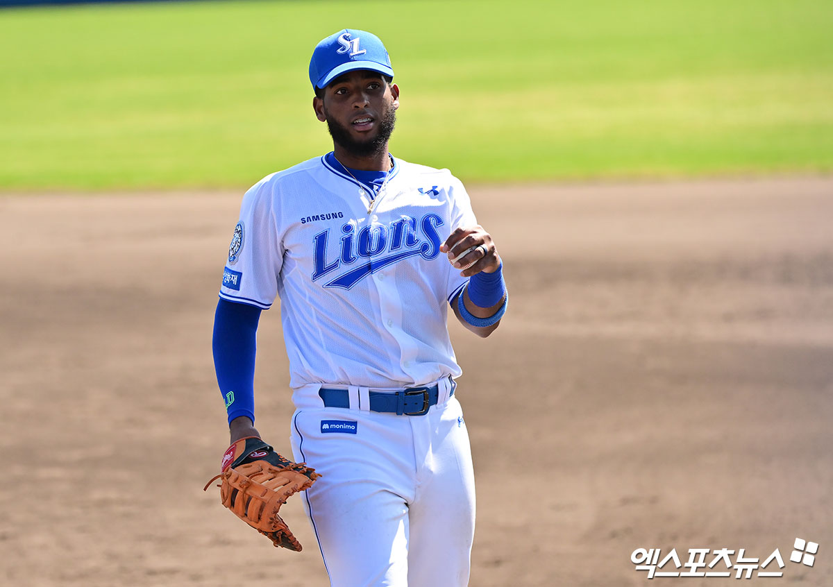 1일 오후 일본 오키나와 온나손 아카마 구장에서 열린 LG 트윈스와 삼성 라이온즈의 연습경기, 3회초 삼성 디아즈가 LG 문보경의 타구를 잡은 후 1루 베이스를 밟고 있다. 엑스포츠뉴스 DB