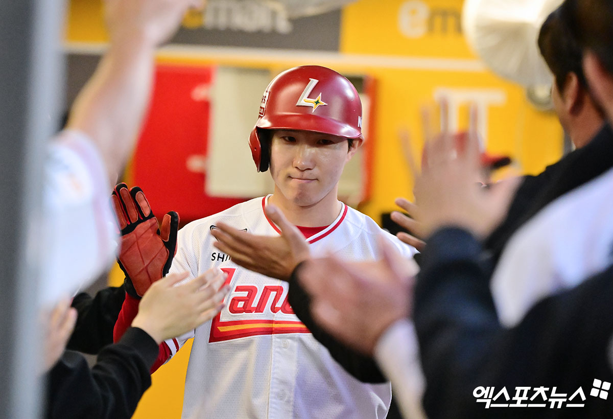 17일 오후 인천SSG랜더스필드에서 열린 '2025 신한 SOL Bank KBO리그' 한화 이글스와 SSG 랜더스의 경기, 1회말 1사 1,3루 SSG 박성한이 고명준의 1타점 적시타때 득점에 성공한 후 더그아웃에서 하이파이브를 하고 있다. 엑스포츠뉴스 DB