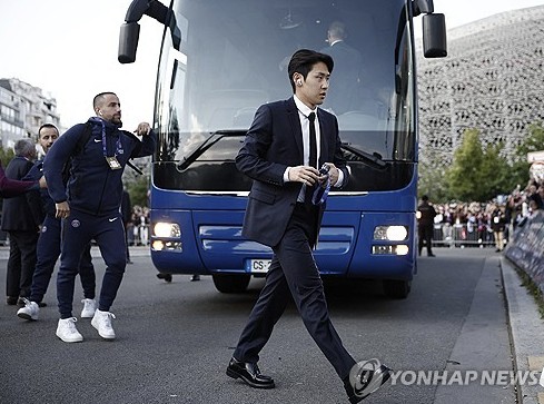 이탈리아 세리에A 챔피언 나폴리가 이강인 영입에 적극적으로 나서고 있다. 이탈리아 언론에 따르면 나폴리는 이강인의 현 소속팀인 프랑스 파리 생제르맹(PSG)의 이적 허가가 떨어지면 이강인, PSG와 본격 접촉해 이적료와 연봉을 조율하고 입단을 성사시킨다는 계획이다. 선임대 후이적 카드도 고려하고 있다. 연합뉴스