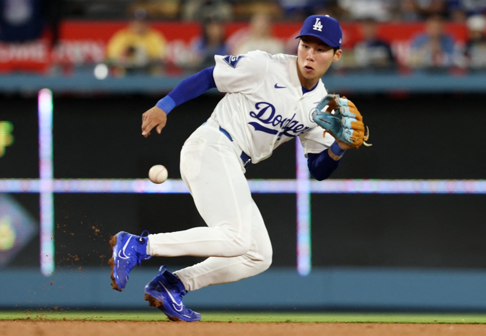 LA 다저스 김혜성이 지난 3일 뉴욕 메츠와의 홈경기에 유격수로 선발 출장해 수비하고 있다. 김혜성은 4일 유격수 무키 베츠가 부상에서 복귀하자 토미 에드먼을 제치고 2루수로 선발 출장한다. REUTERS 연합뉴스