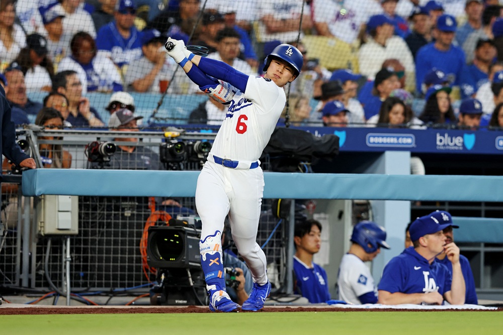 LA 다저스 김혜성이 지난 3일 뉴욕 메츠와의 홈경기에 9번 타자로 선발 출장해 타석을 준비하고 있다. 김혜성은 4일 유격수 무키 베츠가 부상에서 복귀하자 토미 에드먼을 제치고 2루수로 선발 출장한다. REUTERS 연합뉴스