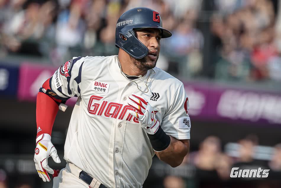 롯데 자이언츠 외국인 타자 빅터 레이예스가 지난 3일 사직 키움 히어로즈전까지 2025 시즌 79안타를 기록, 2년 연속 최다 안타왕을 향해 순항하고 있다. 사진 롯데 자이언츠