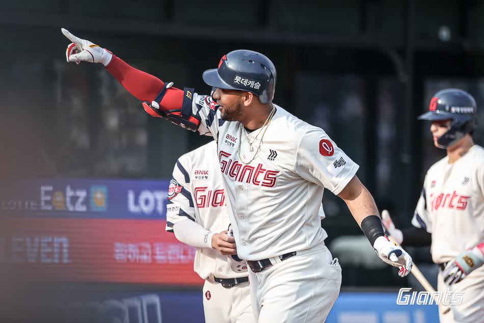 롯데 자이언츠 외국인 타자 빅터 레이예스가 지난 3일 사직 키움 히어로즈전까지 2025 시즌 79안타를 기록, 2년 연속 최다 안타왕을 향해 순항하고 있다. 사진 롯데 자이언츠
