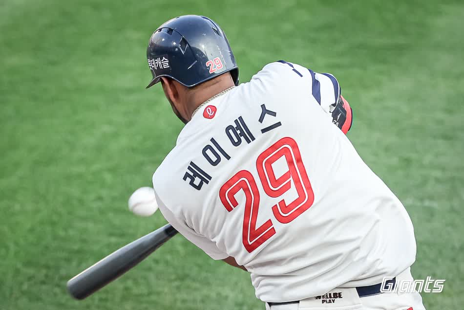롯데 자이언츠 외국인 타자 빅터 레이예스가 지난 3일 사직 키움 히어로즈전까지 2025 시즌 79안타를 기록, 2년 연속 최다 안타왕을 향해 순항하고 있다. 사진 롯데 자이언츠
