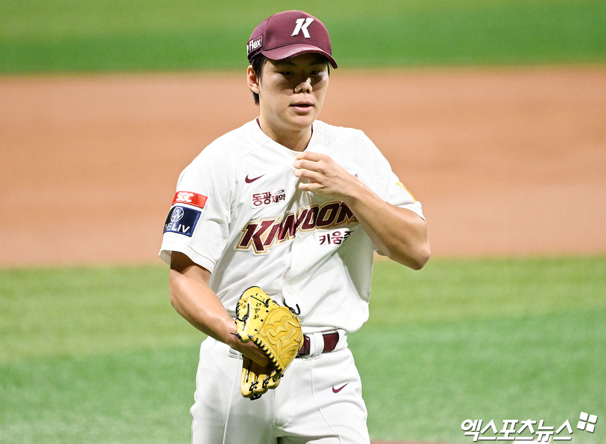 키움 히어로즈 우완 김윤하가 4일 부산 사직야구장에서 열리는 2025 신한 SOL Bank KBO리그 롯데 자이언츠와 팀 간 8차전에 선발등판, 시즌 첫승에 도전한다. 사진 엑스포츠뉴스 DB