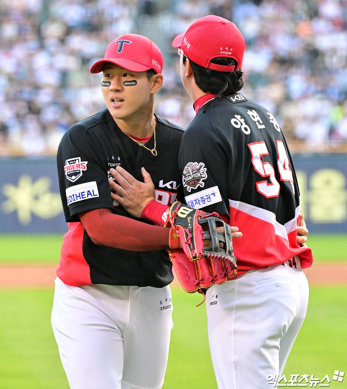 3일 오후 서울 송파구 잠실야구장에서 열린 '2025 신한 SOL Bank KBO리그' KIA 타이거즈와 두산 베어스의 경기, 5회말 수비를 마친 KIA 최원준이 양현종에게 미안함을 전하고 있다. 잠실, 김한준 기자
