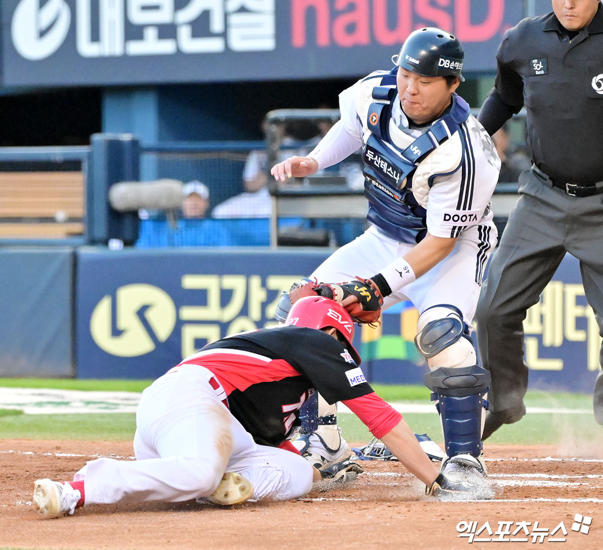 3일 오후 서울 송파구 잠실야구장에서 열린 '2025 신한 SOL Bank KBO리그' KIA 타이거즈와 두산 베어스의 경기, 6회초 2사 1,3루 KIA 김호령이 이중 도루를 시도하다 두산 김기연에게 태그아웃을 당하고 있다. 잠실, 김한준 기자