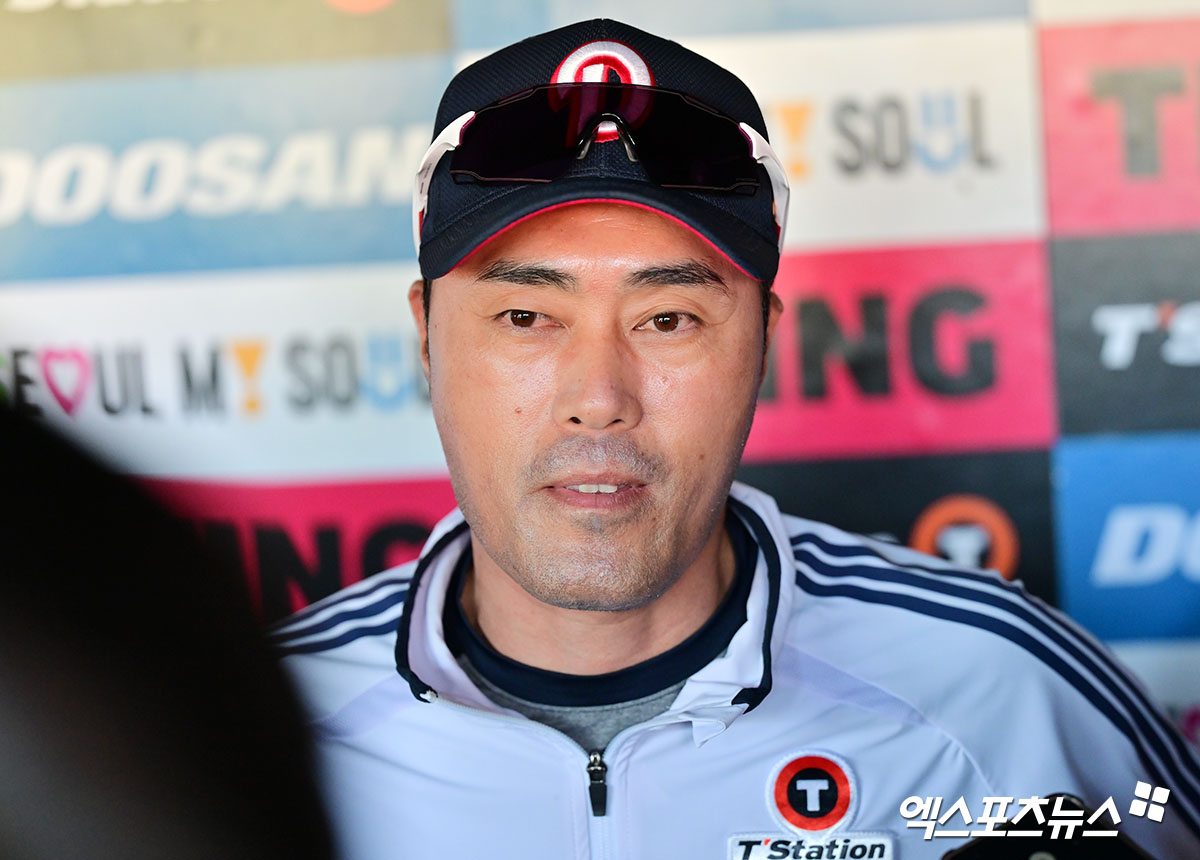 4일 오후 서울 송파구 잠실야구장에서 열리는 '2025 신한 SOL Bank KBO리그' KIA 타이거즈와 두산 베어스의 경기, 두산 조성환 감독대행이 취재진과 대화를 나누고 있다. 잠실, 김한준 기자