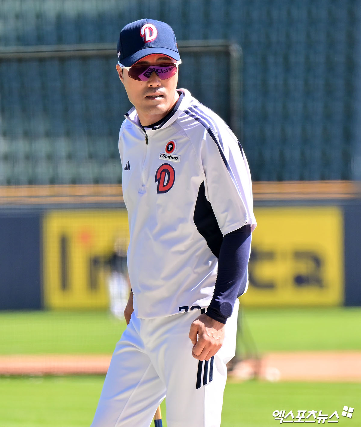 4일 오후 서울 송파구 잠실야구장에서 열리는 '2025 신한 SOL Bank KBO리그' KIA 타이거즈와 두산 베어스의 경기, 두산 조성환 감독대행이 선수들의 훈련을 지켜보고 있다. 잠실, 김한준 기자