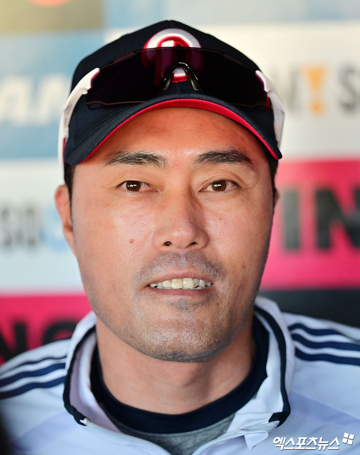 4일 오후 서울 송파구 잠실야구장에서 열리는 '2025 신한 SOL Bank KBO리그' KIA 타이거즈와 두산 베어스의 경기, 두산 조성환 감독대행이 취재진과 대화를 나누고 있다. 잠실, 김한준 기자