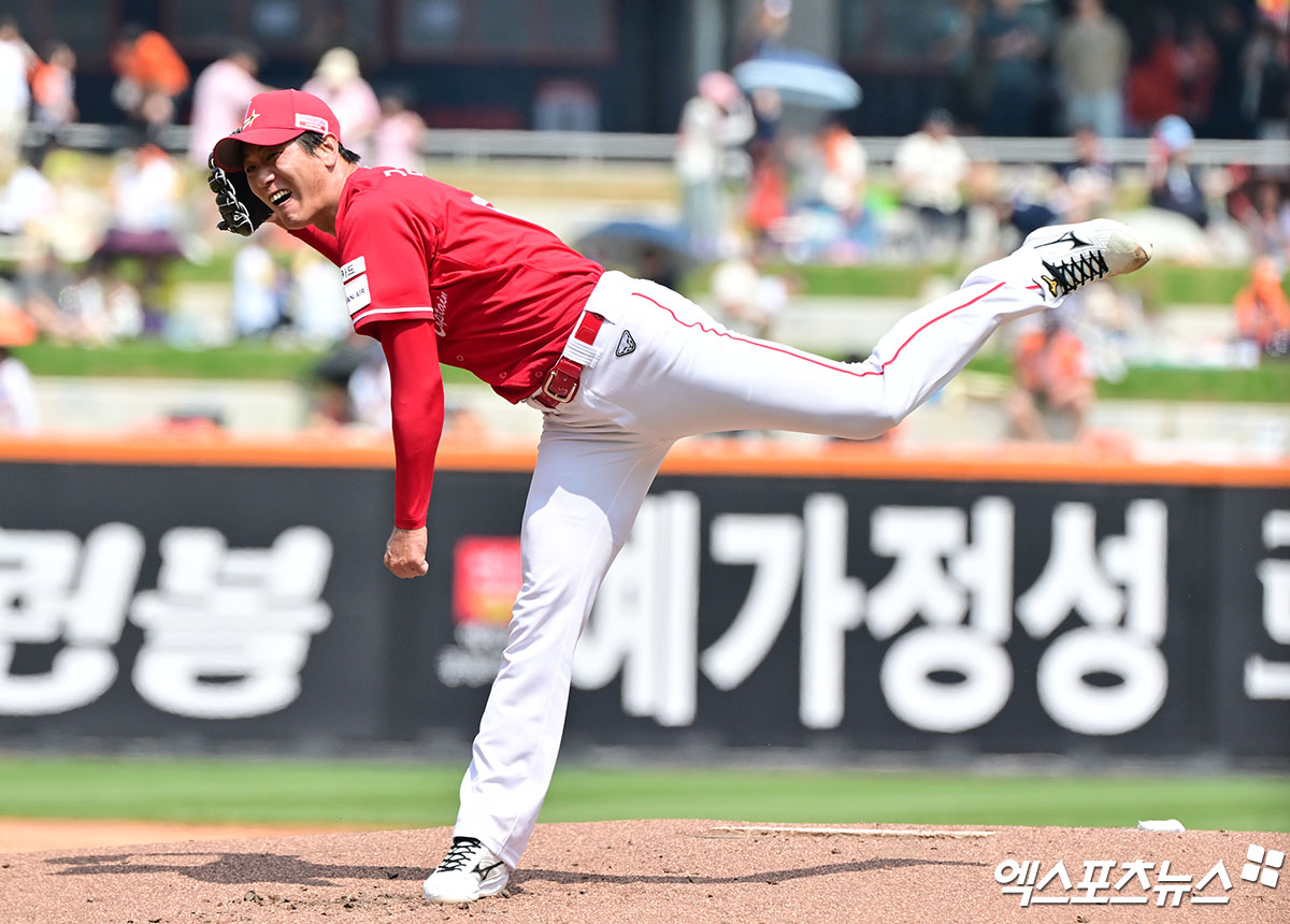 SSG 랜더스 캡틴 김광현이 4일 인천 SSG랜더스필드에서 열리는 2025 신한 SOL Bank KBO리그 삼성 라이온즈와의 팀 간 8차전에 앞서 휴식 차원에서 1군 엔트리에서 말소됐다. 사진 엑스포츠뉴스 DB